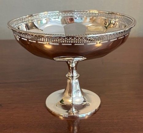 Silver Tazza by the excellent Goldsmiths and Silversmiths of Regent Street, London. London 1922