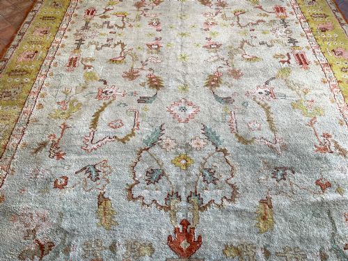 ANTIQUE USHAK CARPET - ADDITIONAL PHOTO 1
