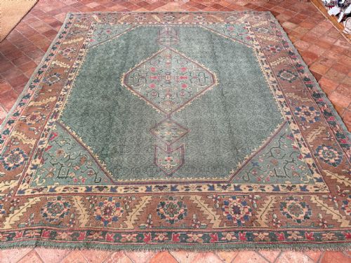 ANTIQUE USHAK CARPET - ADDITIONAL PHOTO 1