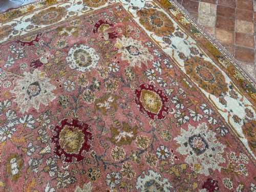 ANTIQUE USHAK CARPET - ADDITIONAL PHOTO 1