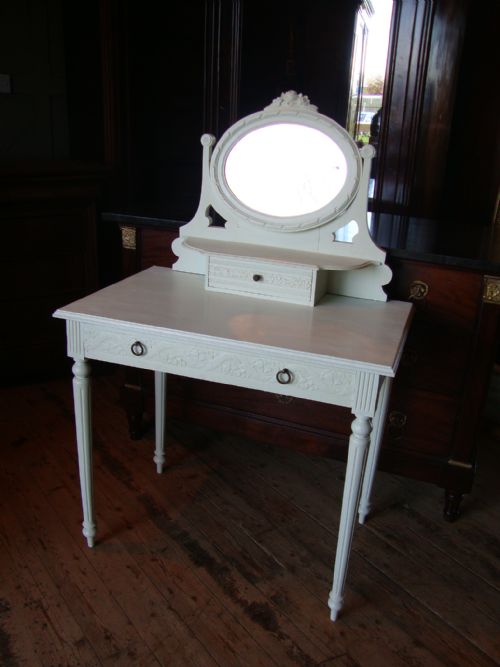 fig 1. FRENCH DRESSING TABLE