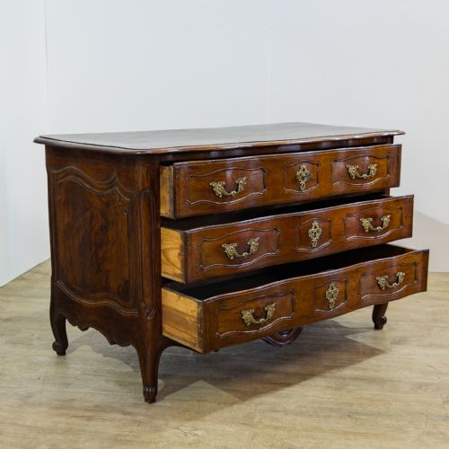 fig 1. 18th Century Serpentine Commode