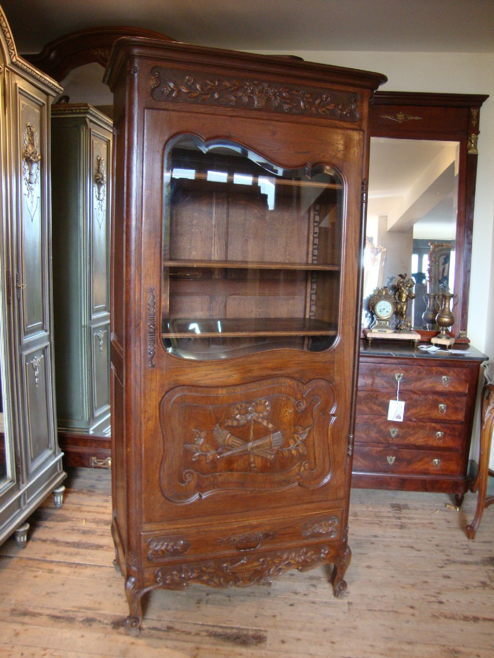 FRENCH OAK VITRINE