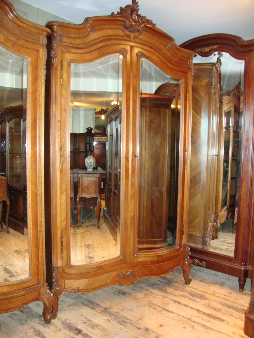 FRENCH LOUIS XV STYLE ARMOIRE/WARDROBE