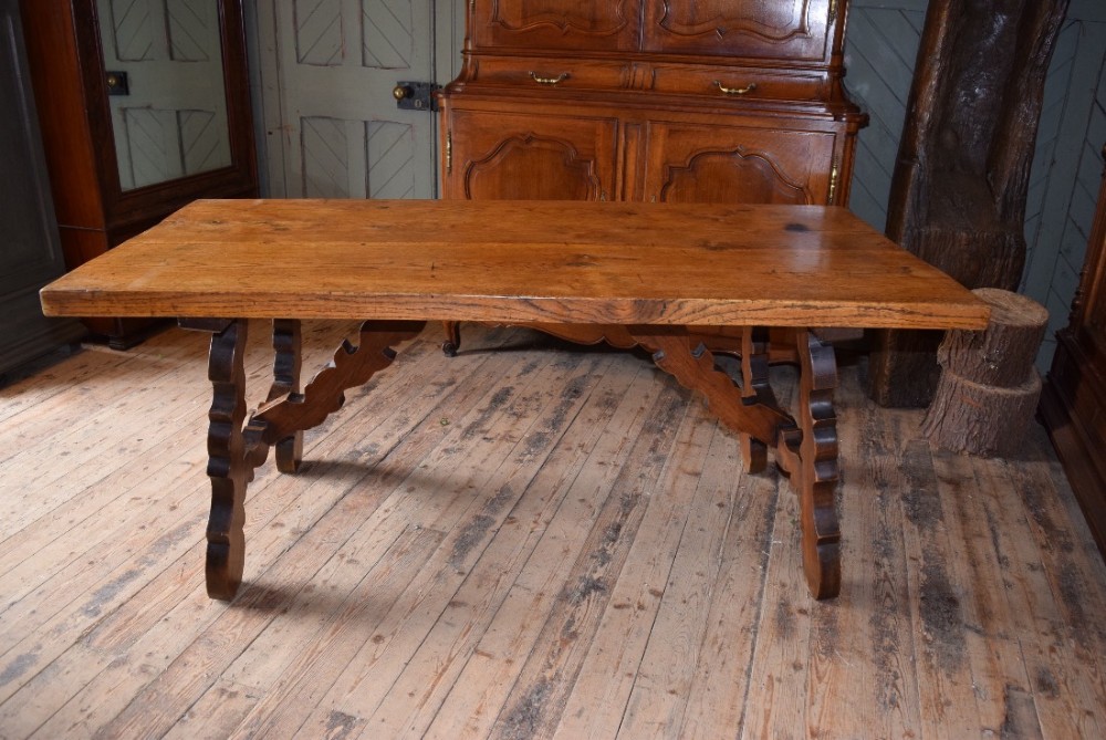 FRENCH COUNTRY STYLE OAK TABLE
