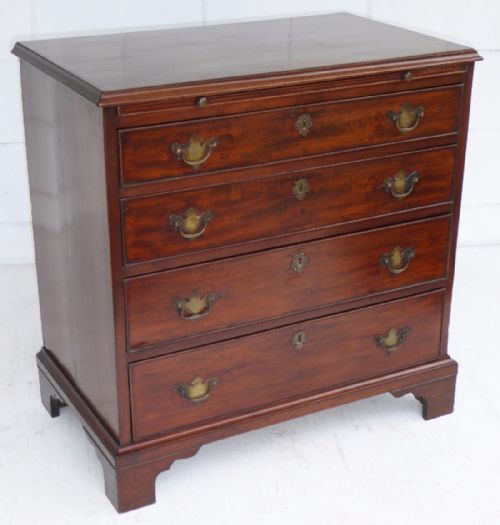 George III Mahogany Chest of Drawers of Small Proportions