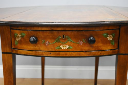 20TH CENTURY EDWARDIAN MAHOGANY HAND PAINTED SATINWOOD PEMBROKE TABLE - ADDITIONAL PHOTO 10