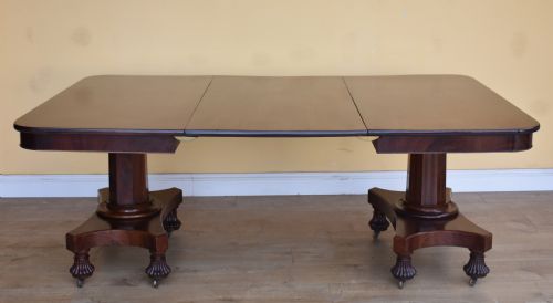 19TH CENTURY REGENCY MAHOGANY DINING TABLE
