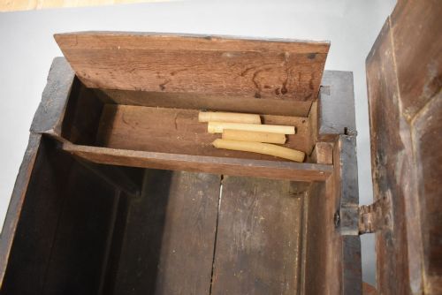 17TH CENTURY OAK MARRIAGE CHEST - ADDITIONAL PHOTO 12