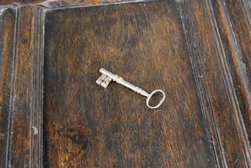 17TH CENTURY OAK MARRIAGE CHEST - ADDITIONAL PHOTO 13