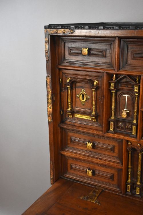 17TH CENTURY SPANISH WALNUT BARGUEO CABINET - ADDITIONAL PHOTO 10