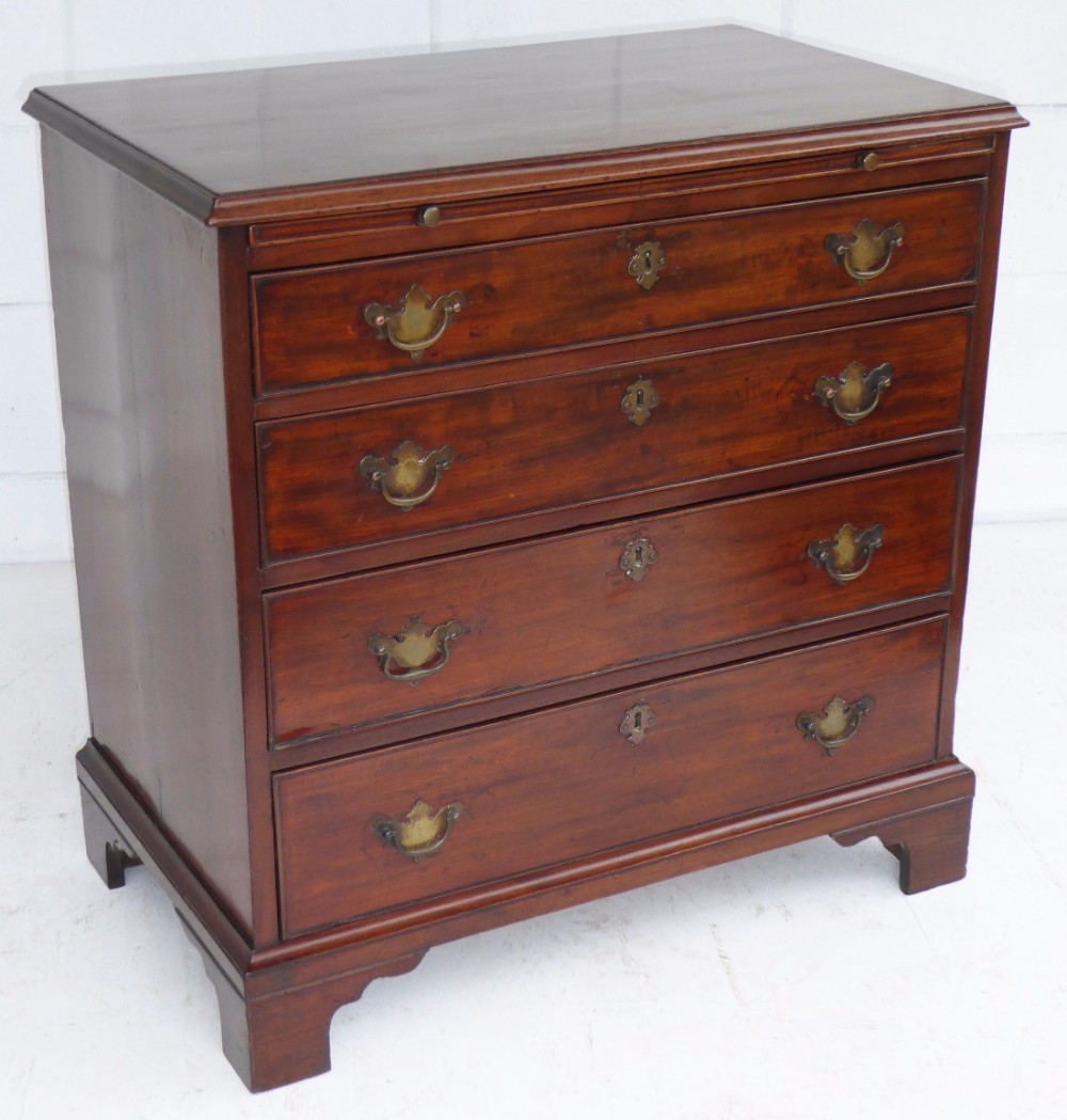 George III Mahogany Chest of Drawers of Small Proportions