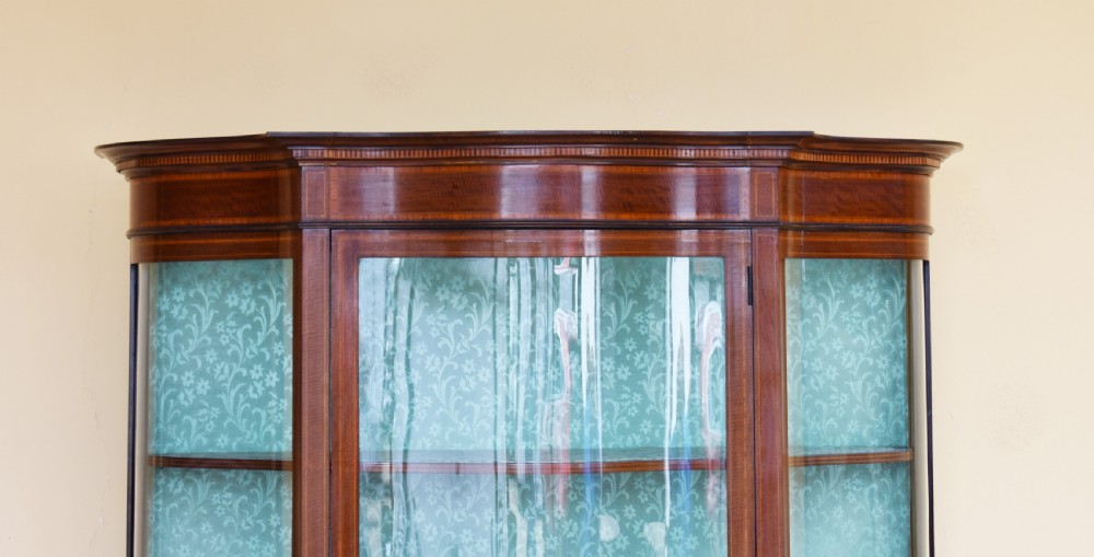 20th Century Edwardian Mahogany Inlaid Serpentine Display Cabinet View II