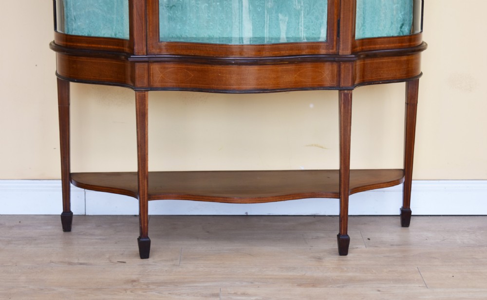 20th Century Edwardian Mahogany Inlaid Serpentine Display Cabinet View III
