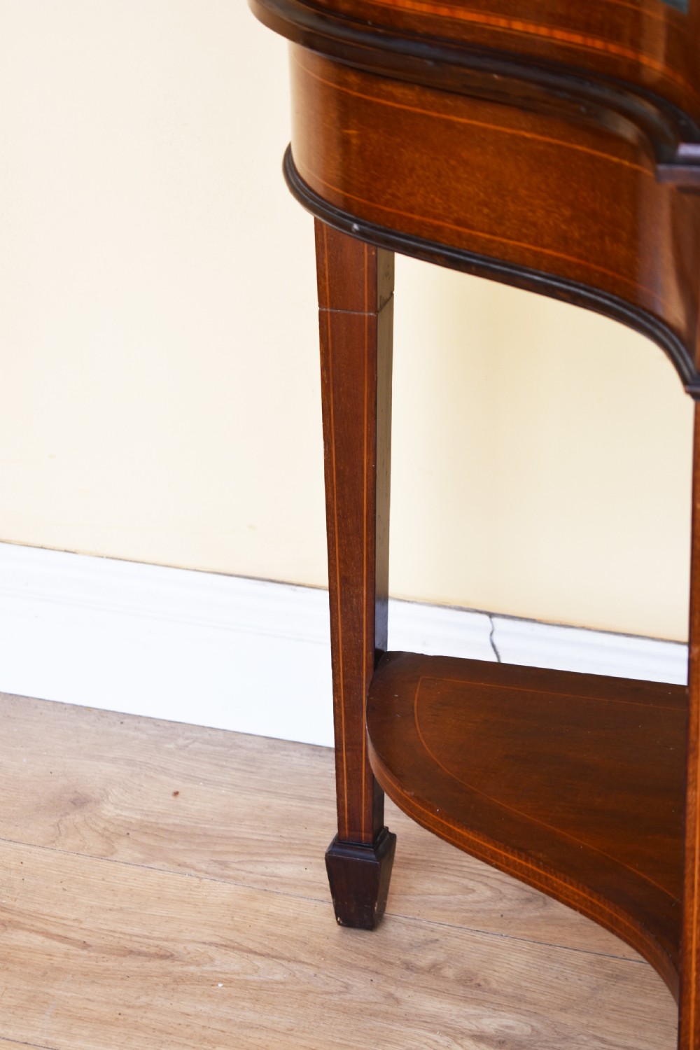 20th Century Edwardian Mahogany Inlaid Serpentine Display Cabinet View IV