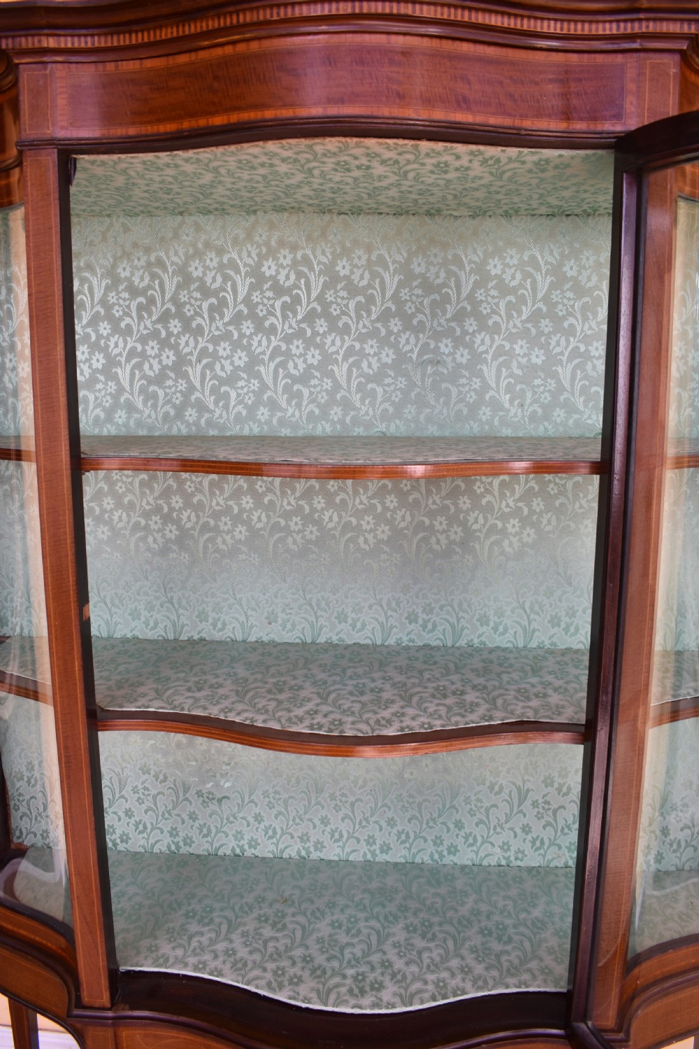 20th Century Edwardian Mahogany Inlaid Serpentine Display Cabinet View VIII