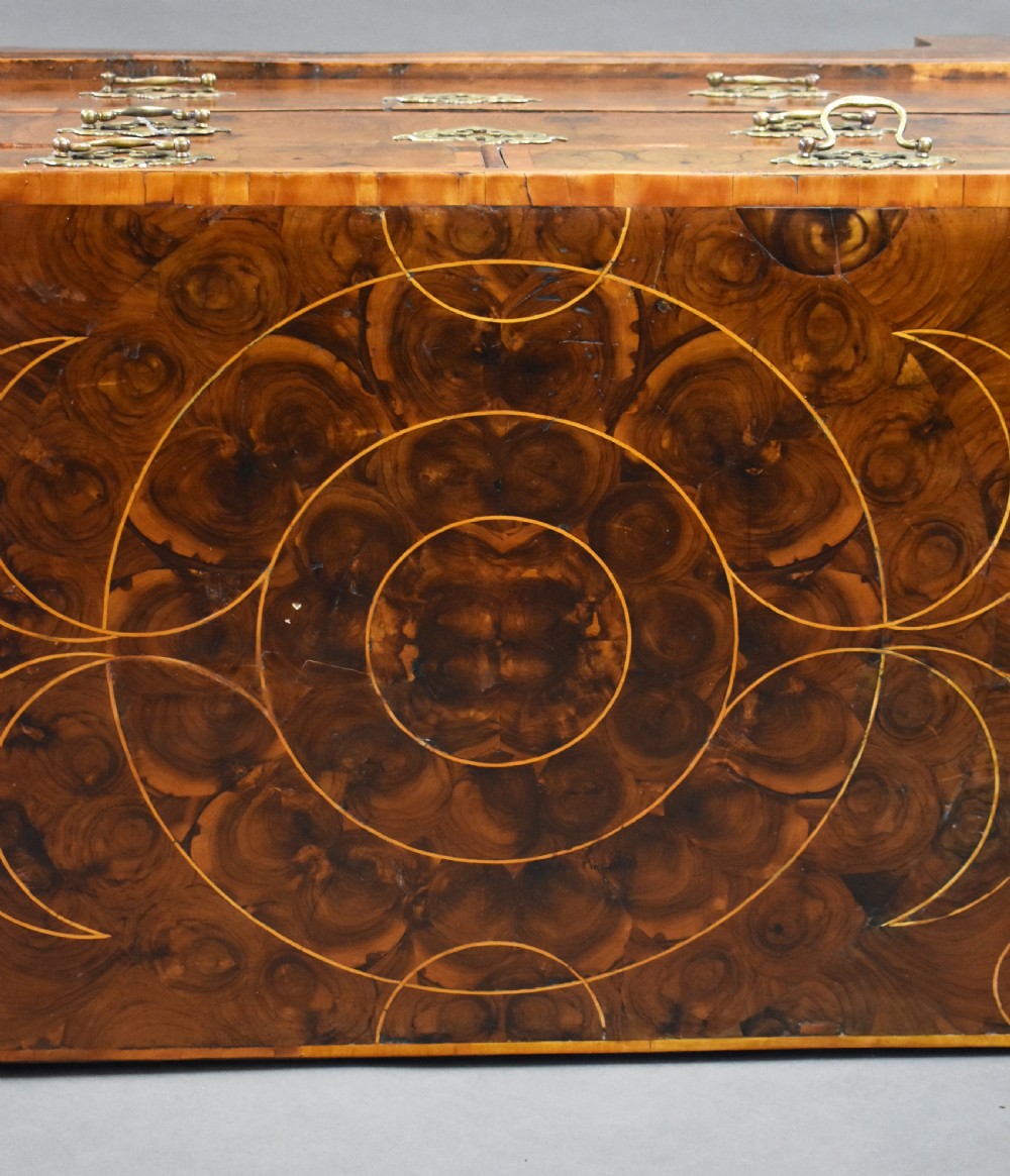 Early 18th Century Walnut Oyster Veneered Chest View X