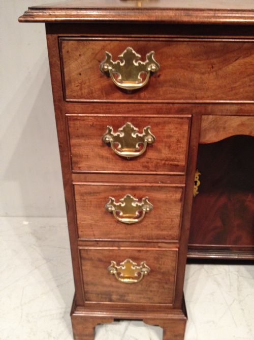 19TH CENTURY MAHOGANY KNEEHOLE DESK - ADDITIONAL PHOTO 1
