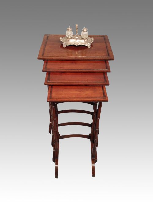 antique georgian mahogany nest of four tables - CATEGORY: ANTIQUE TABLES - DATED REGENCY