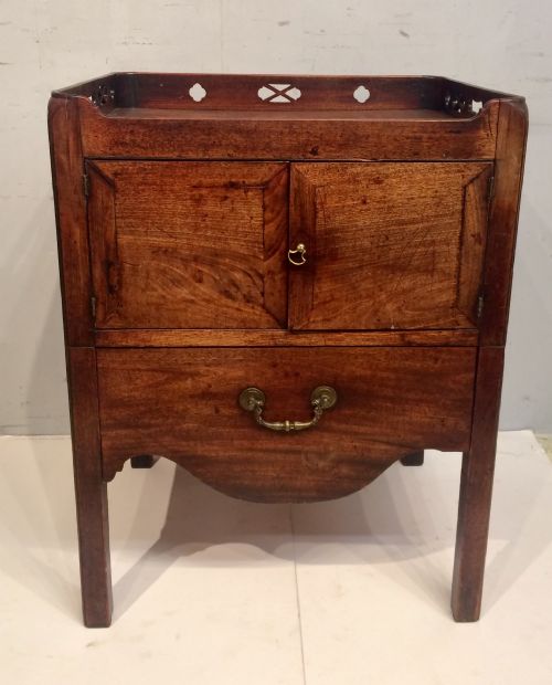 georgian mahogany tray top bedside table - CATEGORY: ANTIQUE CUPBOARDS - DATED 18TH CENTURY