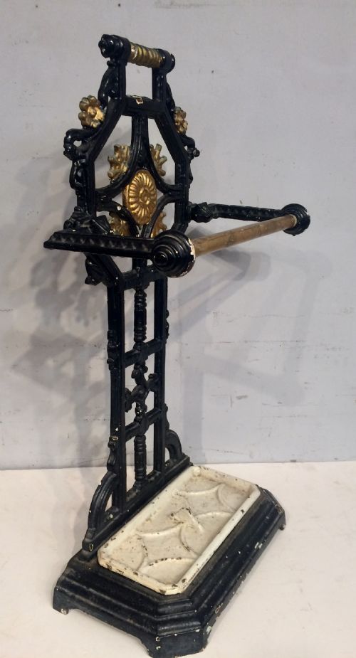 A VICTORIAN CAST IRON PAINTED STICKSTAND - ADDITIONAL PHOTO 3