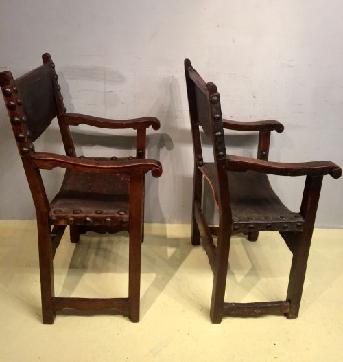 A NEAR PAIR OF 18TH CENTURY SPANISH WALNUT ARMCHAIRS - ADDITIONAL PHOTO 2
