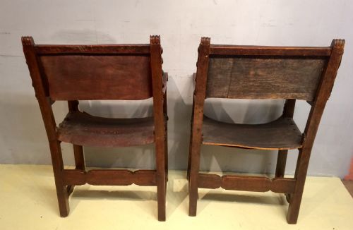 A NEAR PAIR OF 18TH CENTURY SPANISH WALNUT ARMCHAIRS - ADDITIONAL PHOTO 3