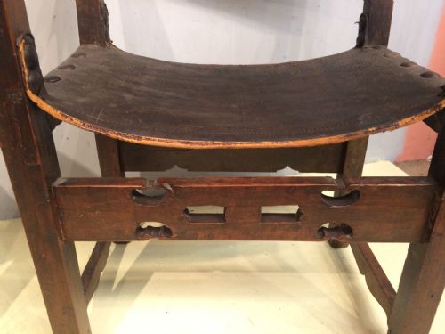 A NEAR PAIR OF 18TH CENTURY SPANISH WALNUT ARMCHAIRS - ADDITIONAL PHOTO 5