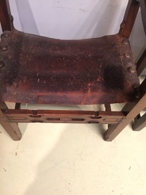 A NEAR PAIR OF 18TH CENTURY SPANISH WALNUT ARMCHAIRS - ADDITIONAL PHOTO 6