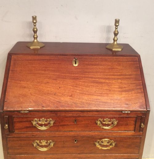 SMALL ANTIQUE GEORGIAN MAHOGANY BUREAU - ADDITIONAL PHOTO 2
