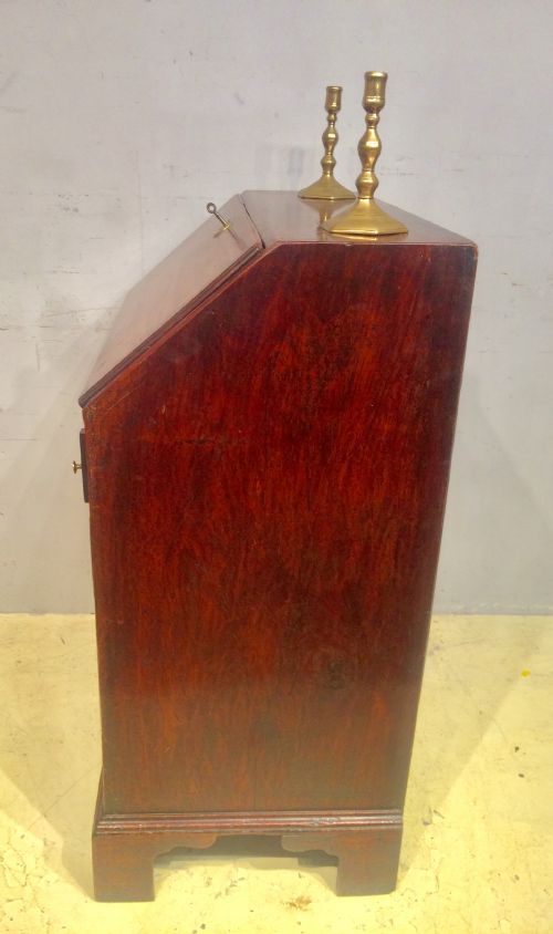 SMALL ANTIQUE GEORGIAN MAHOGANY BUREAU - ADDITIONAL PHOTO 4
