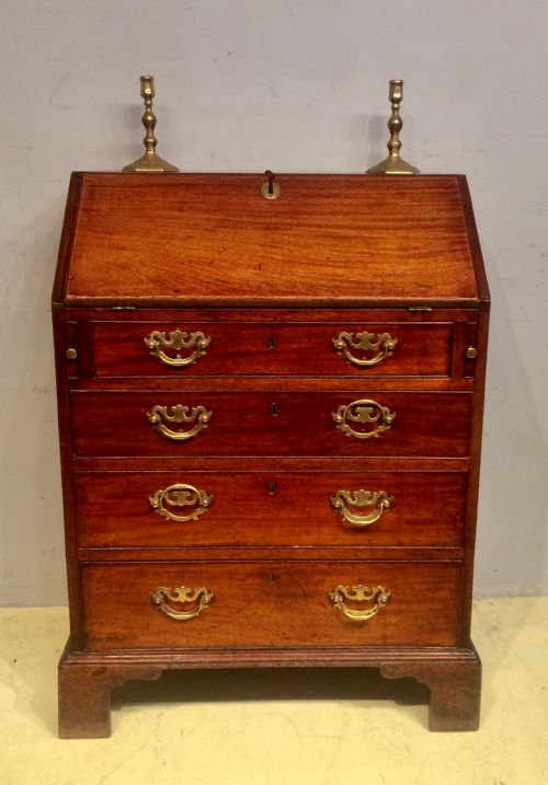 SMALL ANTIQUE GEORGIAN MAHOGANY BUREAU - ADDITIONAL PHOTO 7