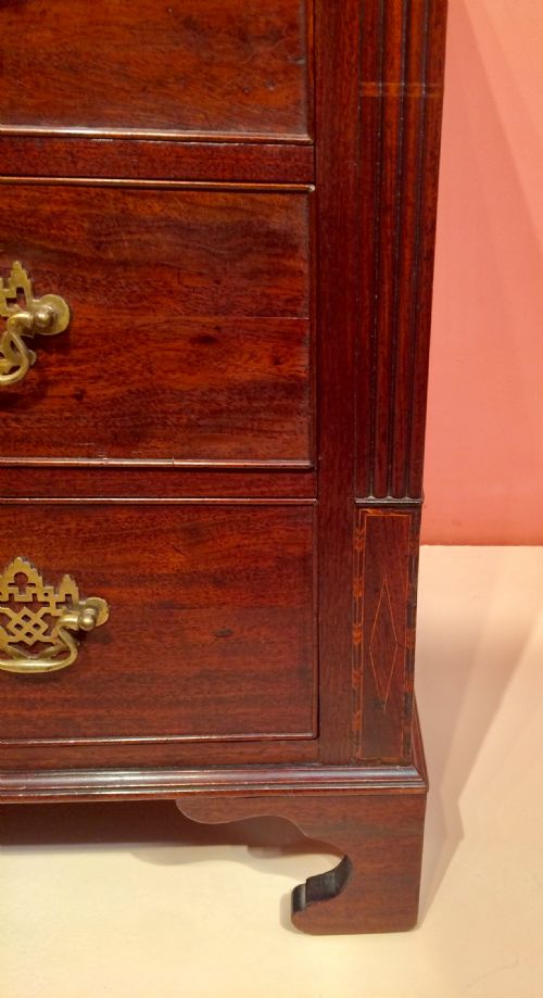 SMALL GEORGIAN MAHOGANY CHEST OF DRAWERS - ADDITIONAL PHOTO 4
