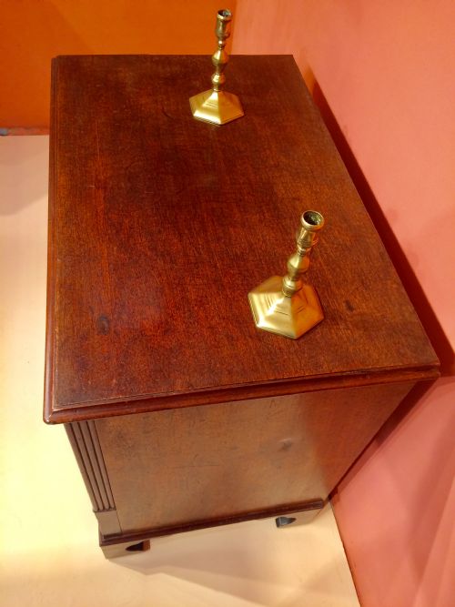 SMALL GEORGIAN MAHOGANY CHEST OF DRAWERS - ADDITIONAL PHOTO 6