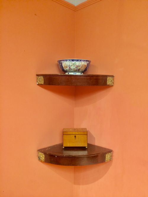 A SET OF 3 BOW FRONTED GEORGIAN MAHOGANY CORNER SHELVES - ADDITIONAL PHOTO 2