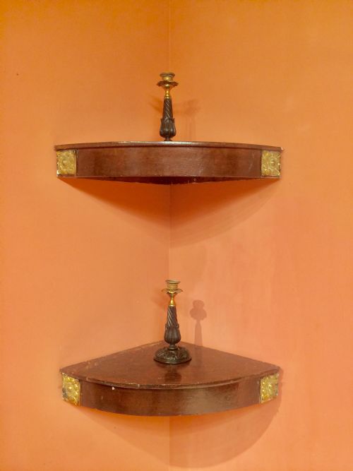A SET OF 3 BOW FRONTED GEORGIAN MAHOGANY CORNER SHELVES - ADDITIONAL PHOTO 4