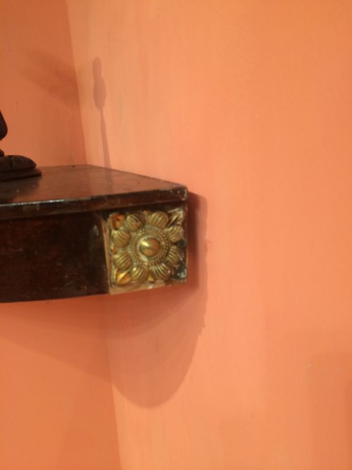 A SET OF 3 BOW FRONTED GEORGIAN MAHOGANY CORNER SHELVES - ADDITIONAL PHOTO 7