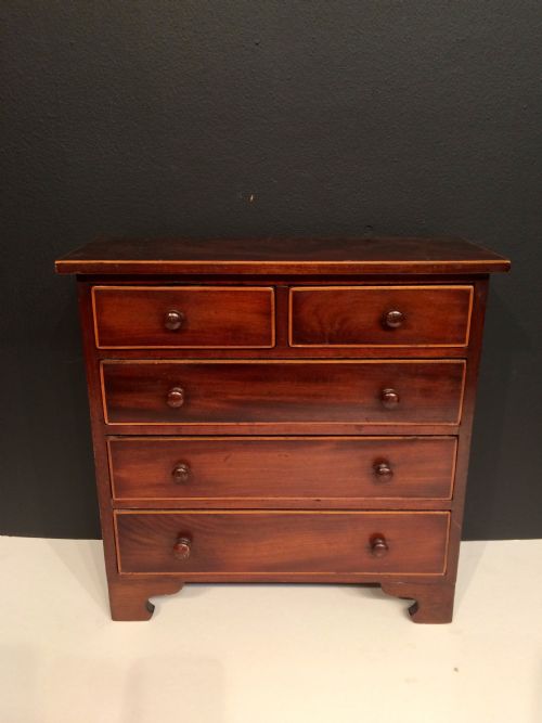 georgian mahogany miniature chest of drawers - CATEGORY: ANTIQUE CHEST OF DRAWERS - DATED GEORGIAN