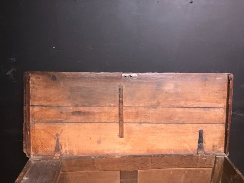17TH CENTURY CARVED OAK COFFER - ADDITIONAL PHOTO 7