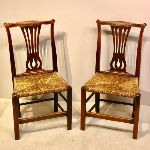 A PAIR OF GEORGIAN ELM COUNTRY CHAIRS