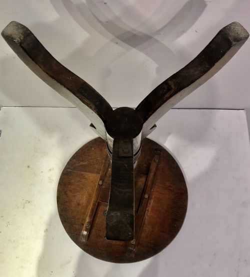 A SMALL GEORGIAN WELSH OAK TRIPOD TABLE - ADDITIONAL PHOTO 4