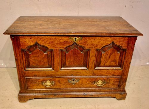 welsh oak coffer bach - CATEGORY: ANTIQUE CHESTS - DATED 18TH CENTURY