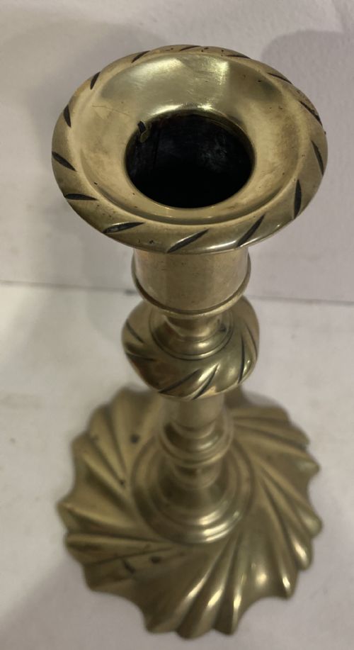 PAIR OF GEORGIAN BRASS CANDLESTICKS - ADDITIONAL PHOTO 3