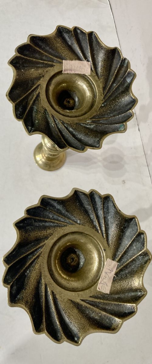 PAIR OF GEORGIAN BRASS CANDLESTICKS - ADDITIONAL PHOTO 4