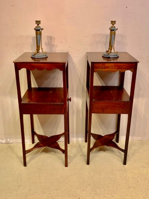 NEAR PAIR OF GEORGIAN MAHOGANY BEDSIDE TABLES - ADDITIONAL PHOTO 1