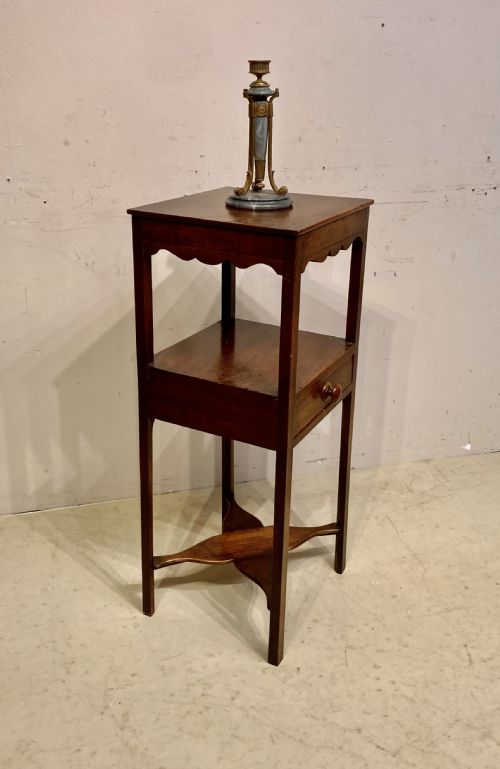 NEAR PAIR OF GEORGIAN MAHOGANY BEDSIDE TABLES - ADDITIONAL PHOTO 4