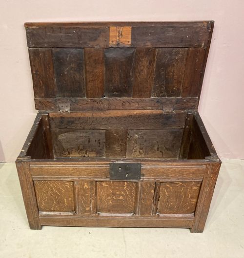 SMALL 17TH CENTURY OAK COFFER - ADDITIONAL PHOTO 2