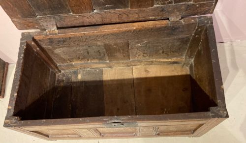 SMALL 17TH CENTURY OAK COFFER - ADDITIONAL PHOTO 3