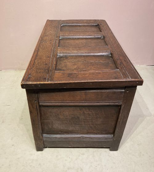 SMALL 17TH CENTURY OAK COFFER - ADDITIONAL PHOTO 4