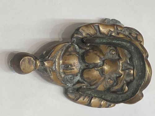 19TH CENTURY LIONS MASK BRASS DOOR KNOCKER - ADDITIONAL PHOTO 3